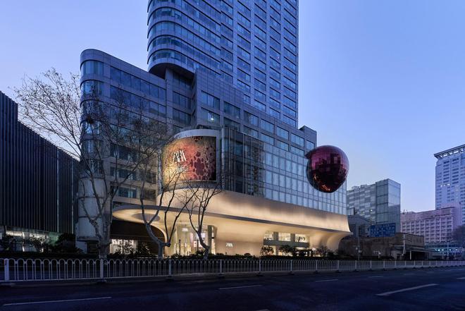 一次”这会是 ZARA 反攻亚洲市场的开始吗？龙八国际娱乐网站在南京新开的旗舰店有多个“第(图3)